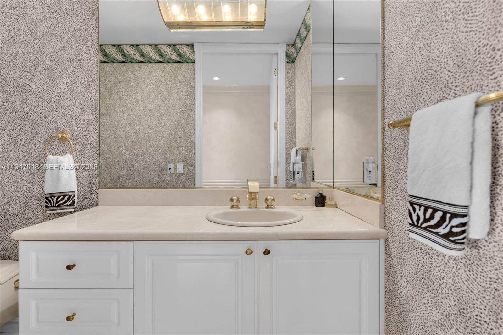 THE ALEXANDER CONDO - Residential