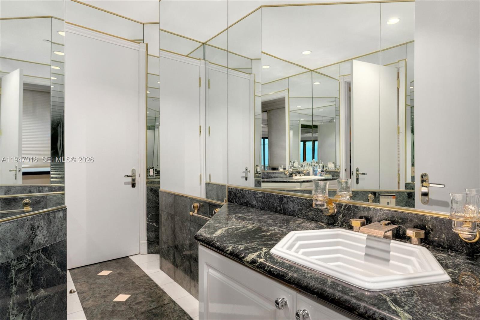 THE ALEXANDER CONDO - Residential