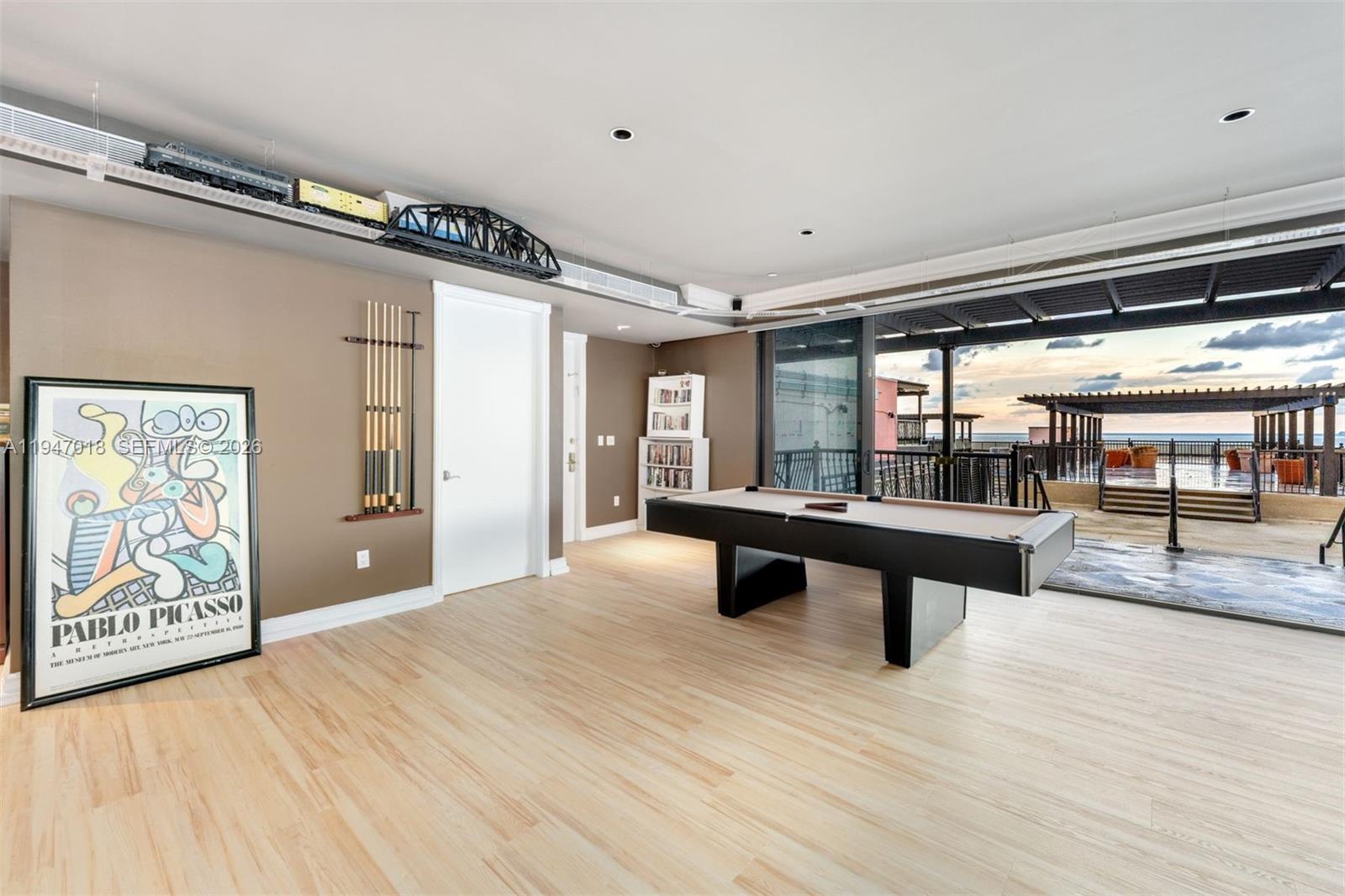 THE ALEXANDER CONDO - Residential