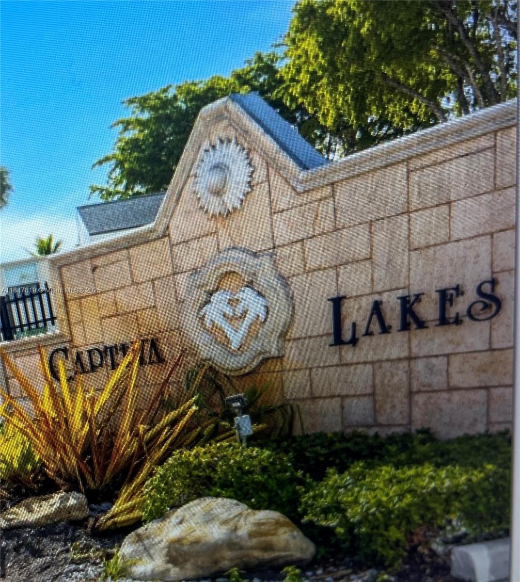 apartment 2/2 with beautiful lake view, 2nd floor, community pool, club house, exercise room,/dryer, shutters, close to shopping center, excellent schools and great neighborhood.** JUST 1 MONTH DEPOSIT.** READY TO MOVE IN