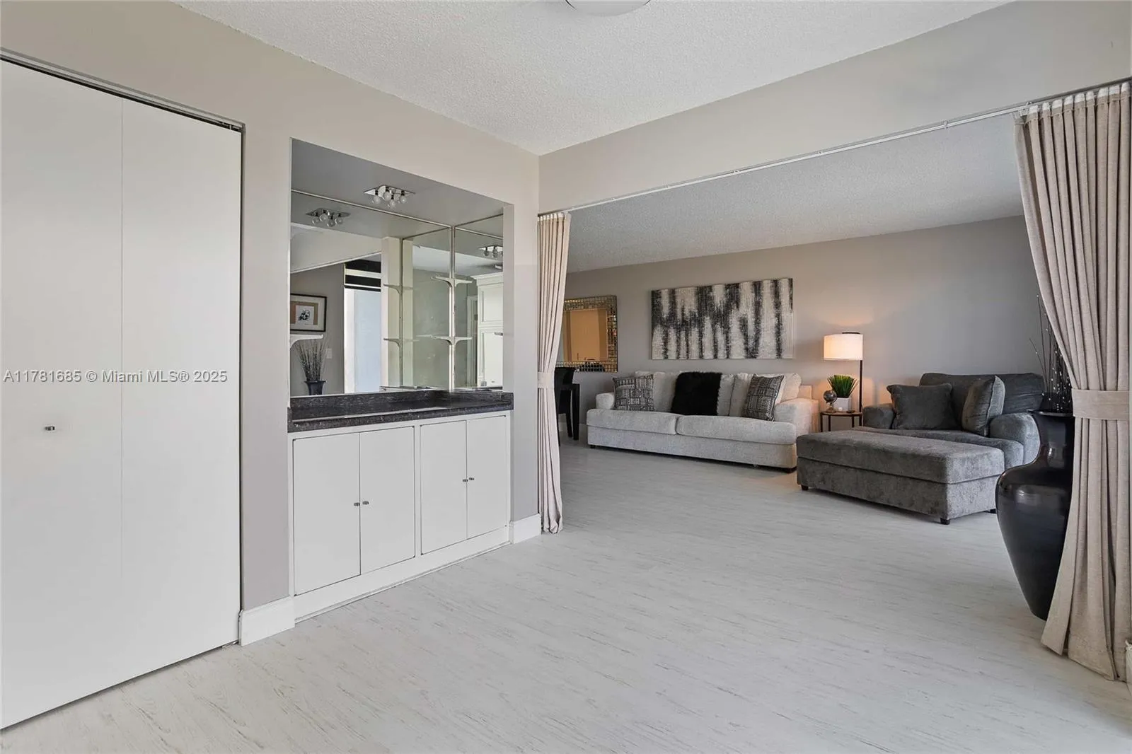 Boca Raton, Florida 33487, United States, 1 Bedroom Bedrooms, ,2 BathroomsBathrooms,Residential,Active,136227