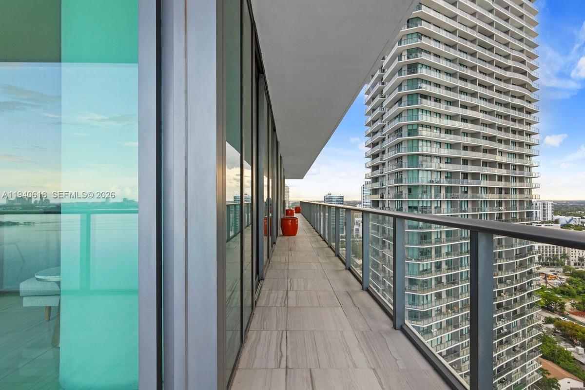 GRAN PARAISO - Residential Lease