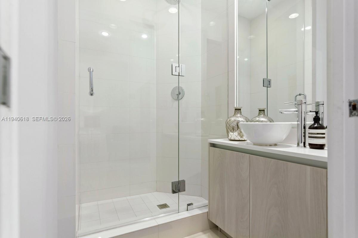 GRAN PARAISO - Residential Lease