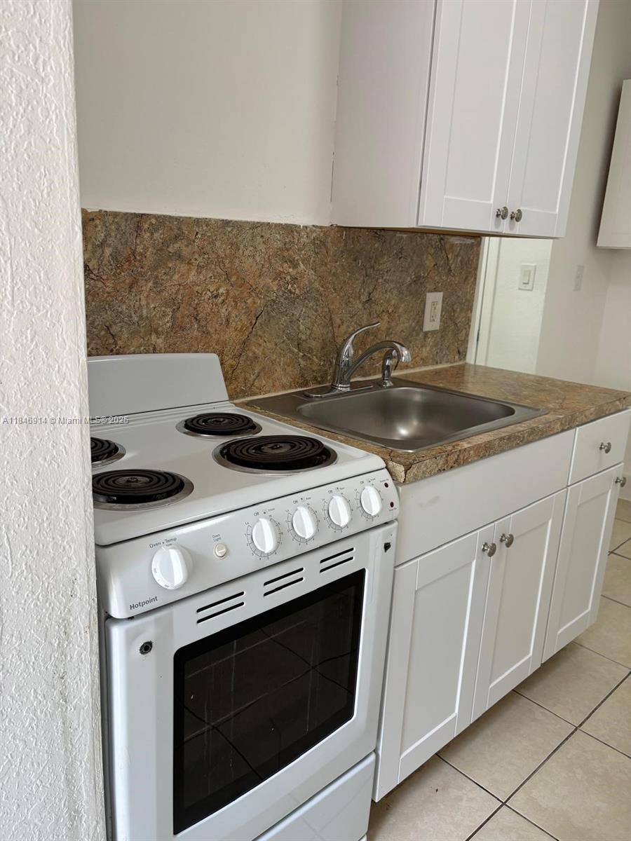 Recently painted 1-bedroom unit in a duplex. Amazing price for a centrally located home. On-site laundry for added convenience. Fast approval process—ready for immediate move-in!