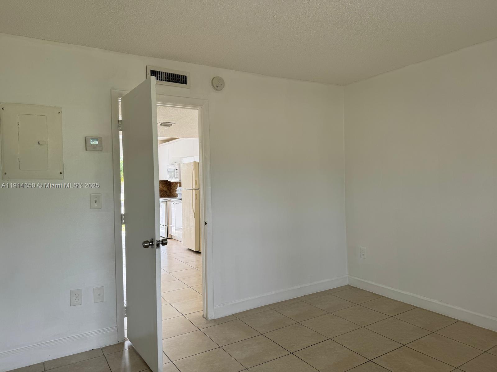 HOLLYWOOD LITTLE RANCHES - Residential Lease