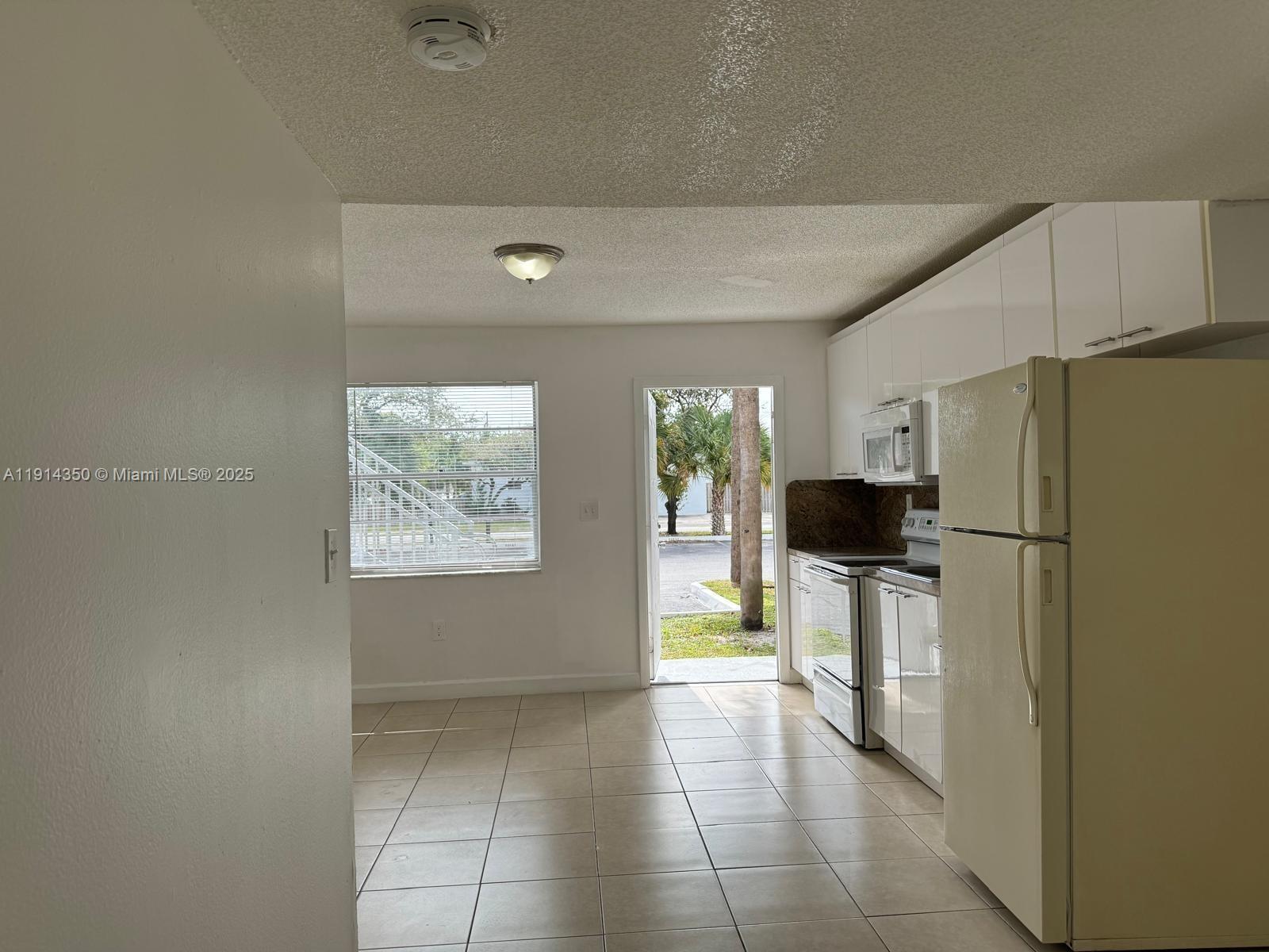 HOLLYWOOD LITTLE RANCHES - Residential Lease