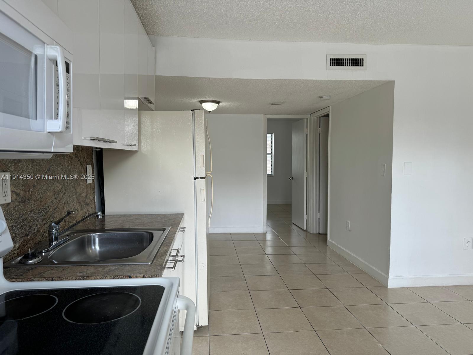 HOLLYWOOD LITTLE RANCHES - Residential Lease