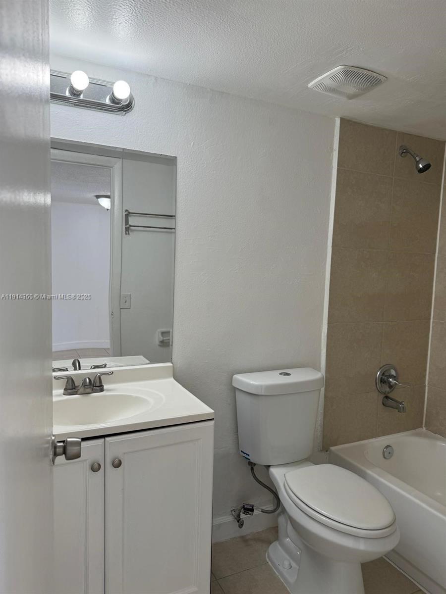 HOLLYWOOD LITTLE RANCHES - Residential Lease