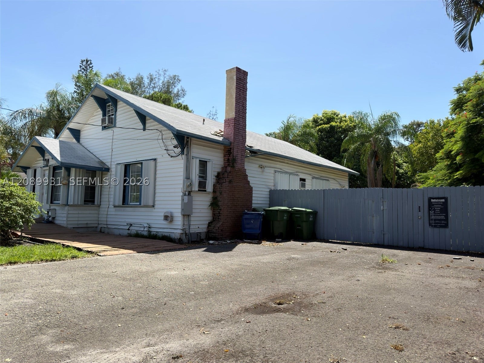 112 SE 3rd St