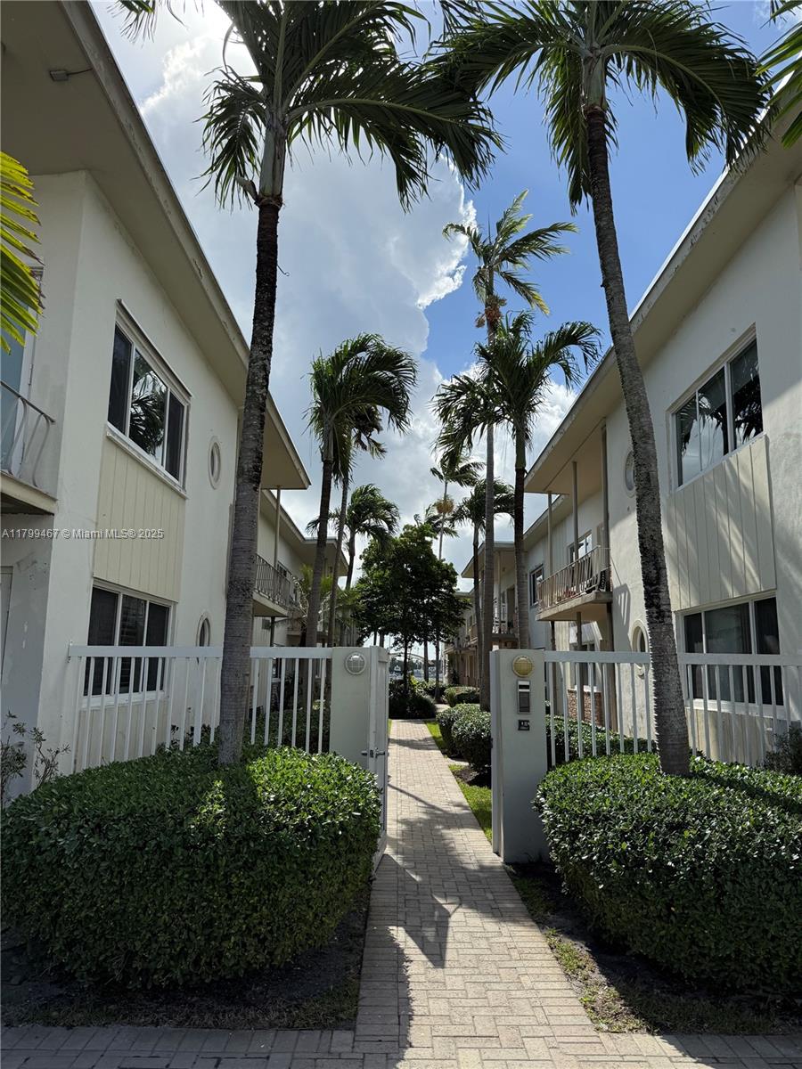 1110 Venetian Way 1E, Miami, Broward County, Florida - 1 Bedrooms  
1 Bathrooms - 