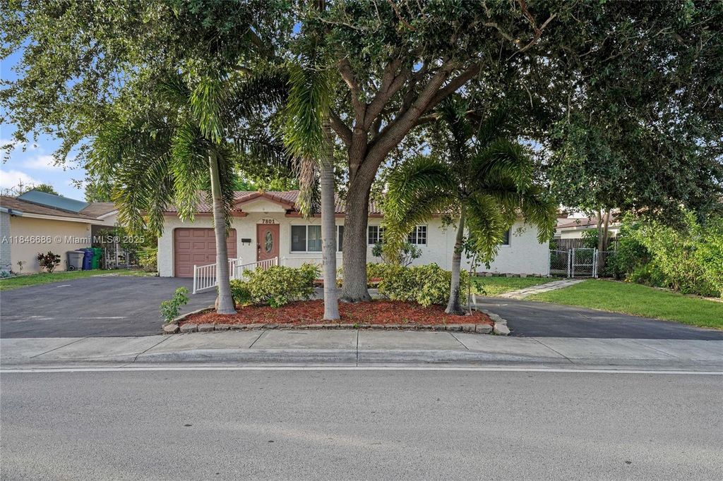 Photo of 7801 NW 40th St, Coral Springs, FL 33065 (MLS # A11846686)