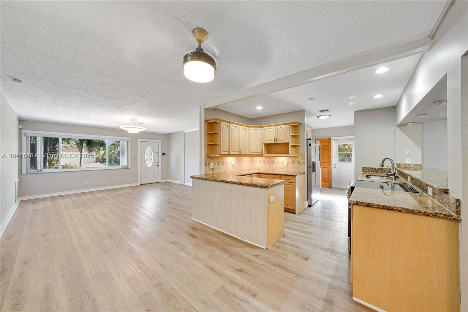 7801 NW 40th St, Coral Springs, FL, 33065/$549,900 4 7801 NW 40th St