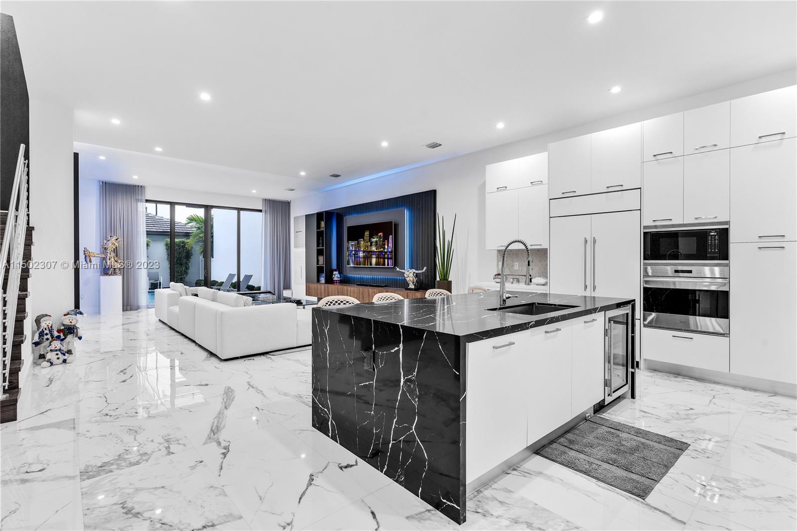 DOWNTOWN DORAL SOUTH PHAS - Residential