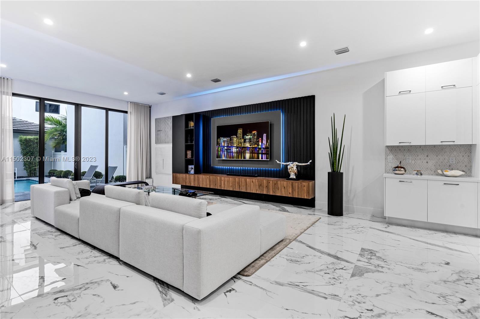 DOWNTOWN DORAL SOUTH PHAS - Residential