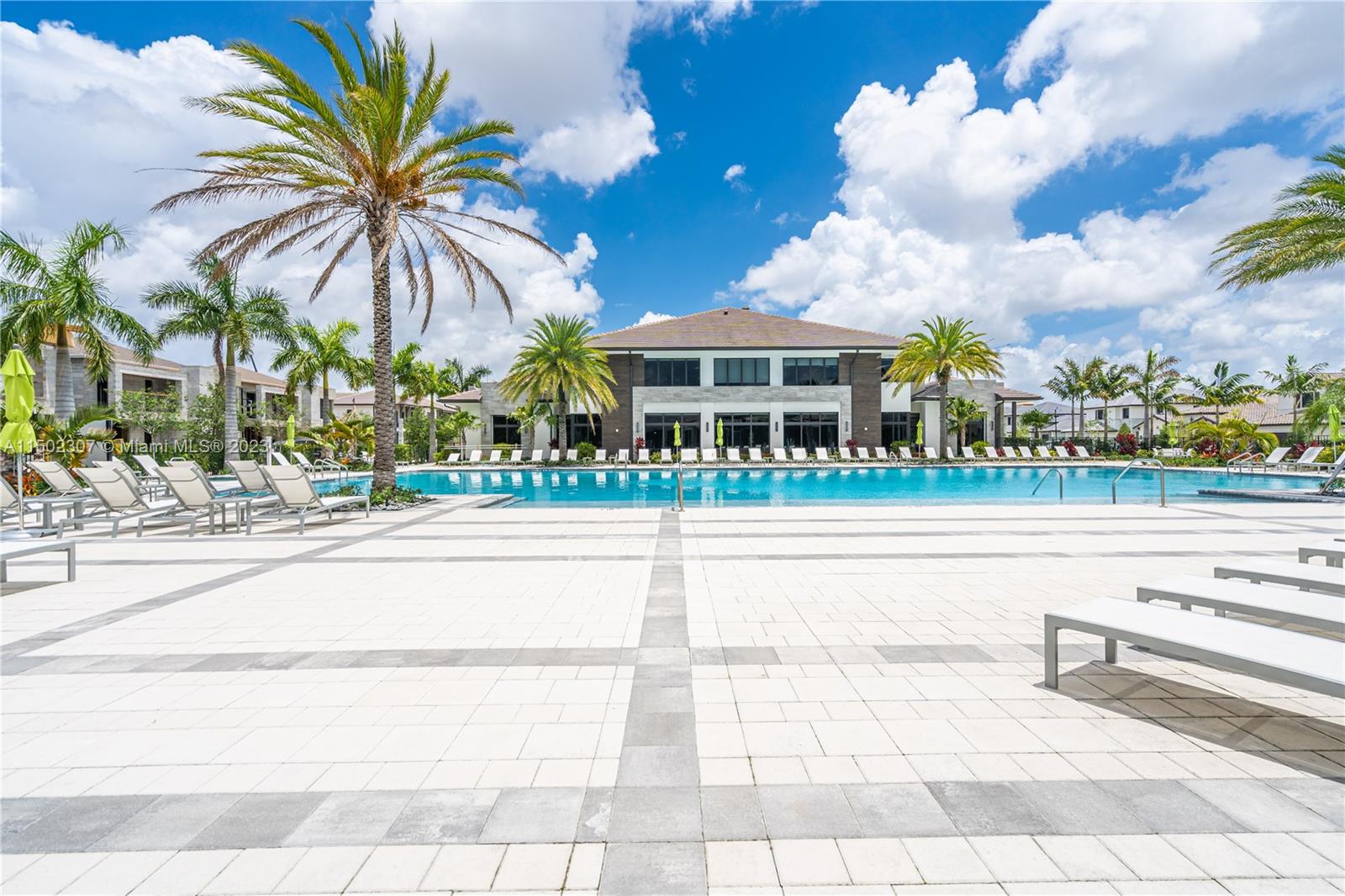 DOWNTOWN DORAL SOUTH PHAS - Residential