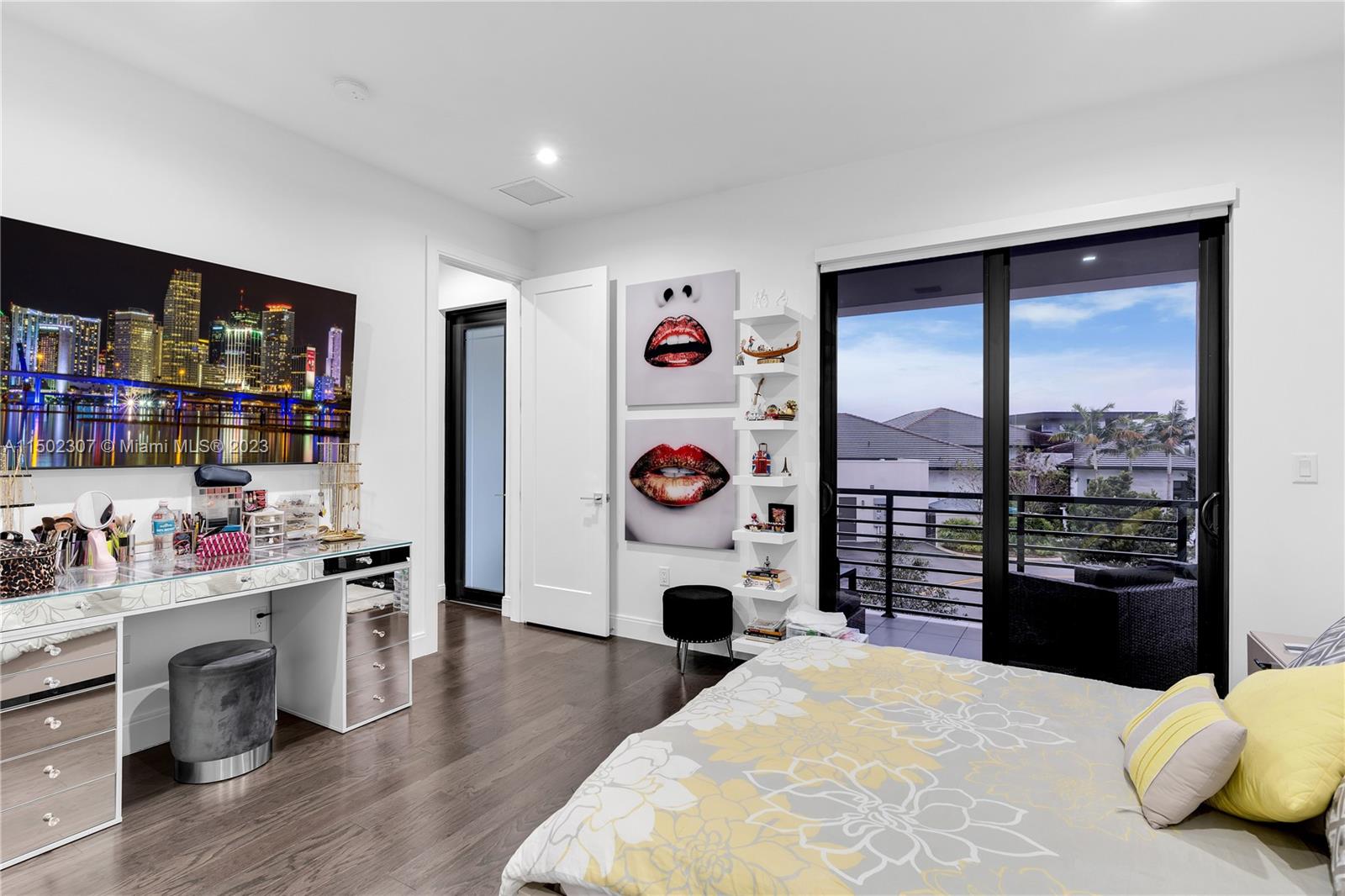 DOWNTOWN DORAL SOUTH PHAS - Residential