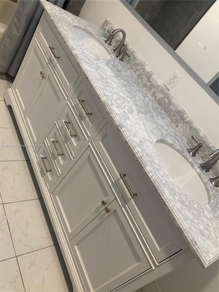 CANONGATE CONDO NO ONE - Residential