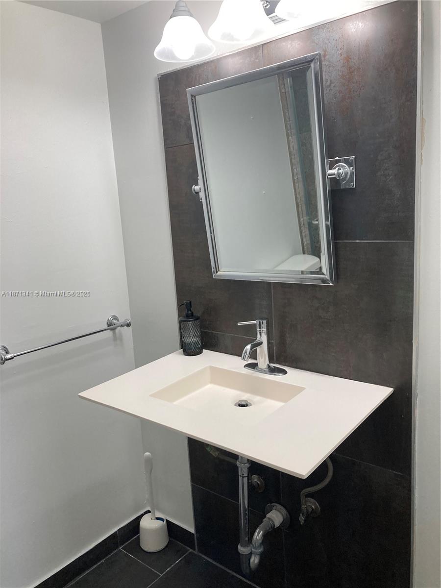 CANONGATE CONDO NO ONE - Residential