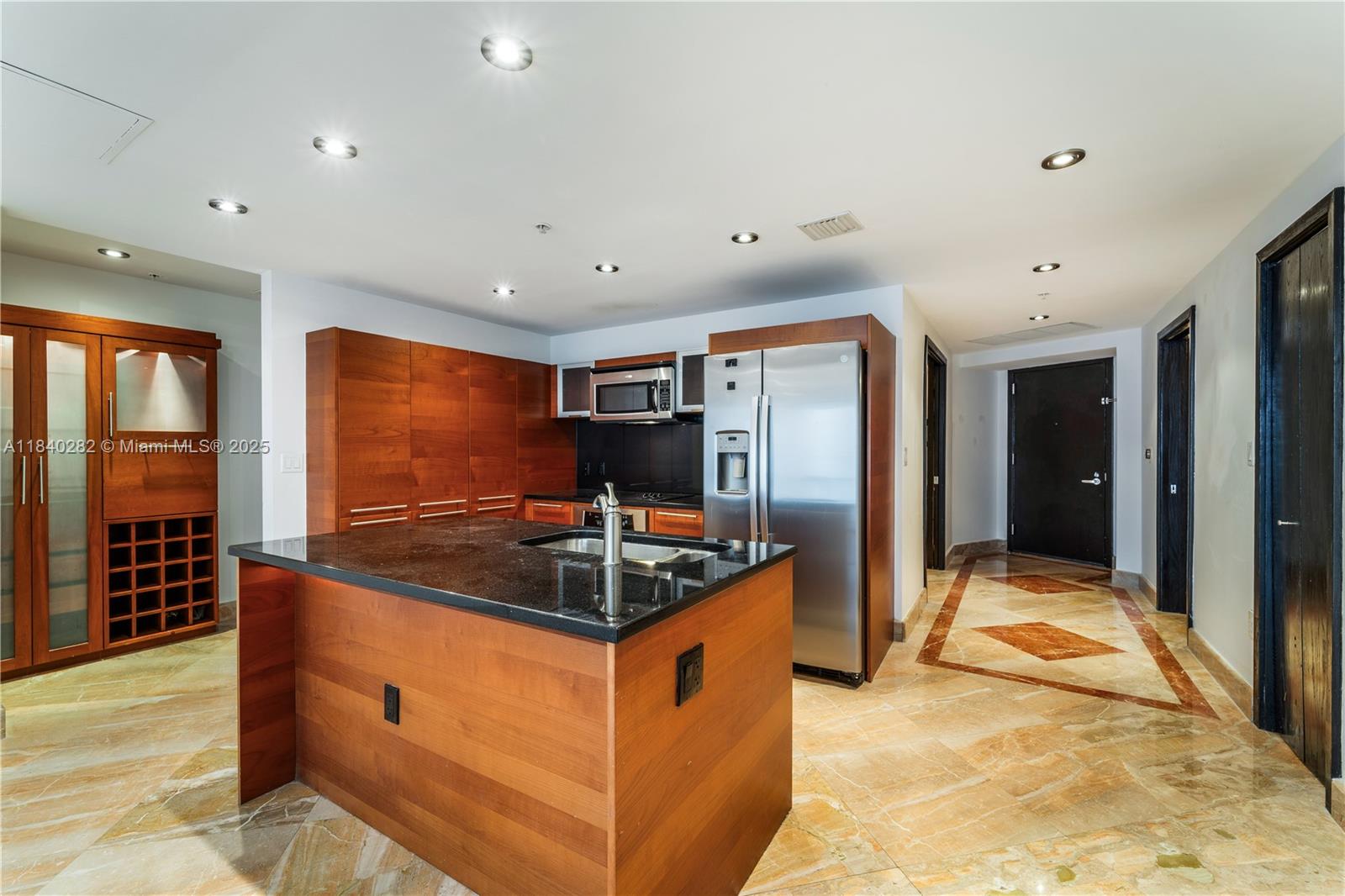 1900 N Bayshore Dr 3715