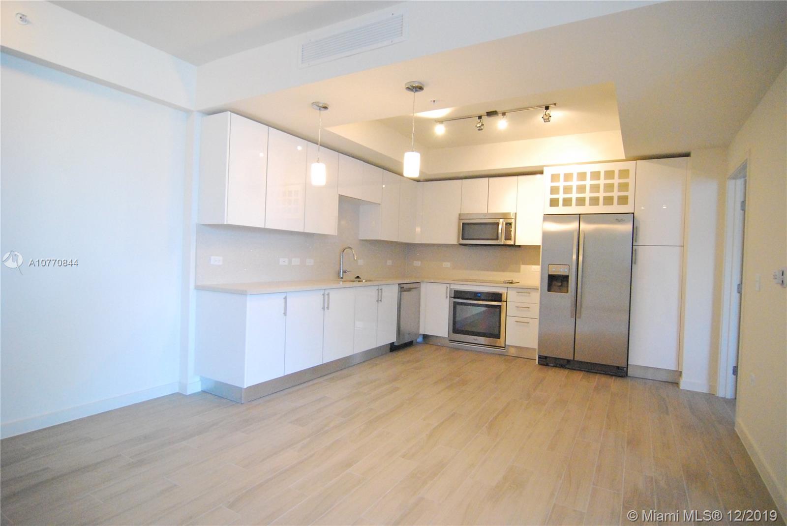 Confortable 1bed/1bath in the heart of Brickell with beautiful skyline and water views. The unit features modern tile flooring throughout, stainless steal appliances, two large closets (one is a walking closet). One block away from Brickell city centre. Publix is located just downstairs. The building has a state-of-the-art gym, swimming pool, indoor playground, more than 30 restaurants around. Located strategically for quick access to express highway I-95.