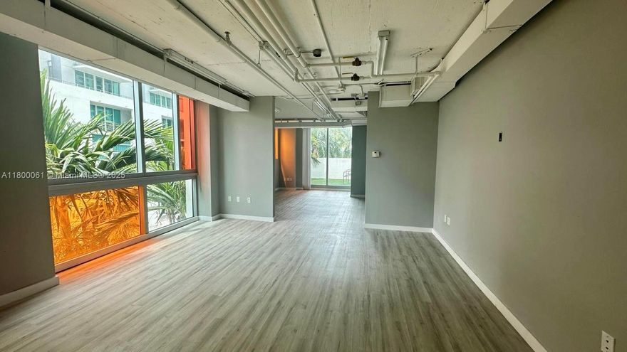 588 SF open-space office ideal for dynamic teams and collaborative work environments. Bright, spacious, and ready for a custom layout to fit your business needs. Located in a secure building with excellent amenities.