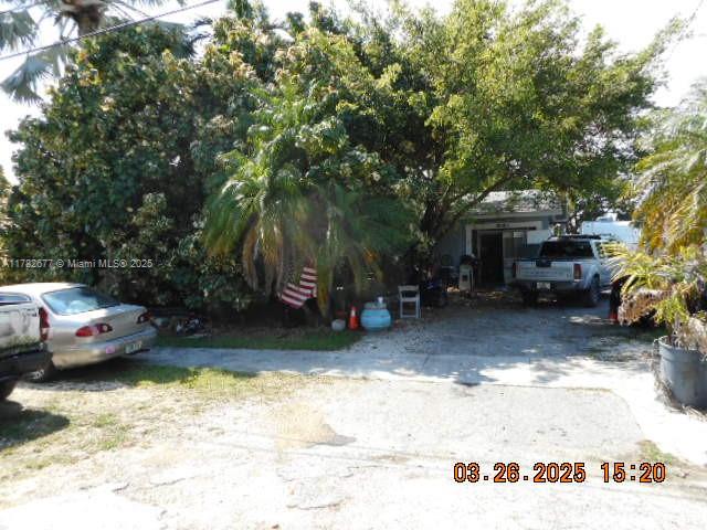 Sold "As-Is""Where-Is" This property is 75 ft on a wide canal. Is a large 3 bedroom 2 full bath 1 story home which boast over 2400 Sqft under air. With a very large 11,850 sqft lot room for your rv or boat. Great entertaining property with a very large screened in and covered patio. This property has a lot potential just needs a new buyer's vision to bring it to life.Property will be included the next Auction. Buyers must sign up and place bids though xome. All auction properties are subject to a buyer s premium pursuant to the Event Agreement and Auction Terms & Conditions minimums will apply . Buyers and buyers' agent to verify any and all info. Occupants are not to be disturbed. This property is being sold occupied and could involve additional costs.