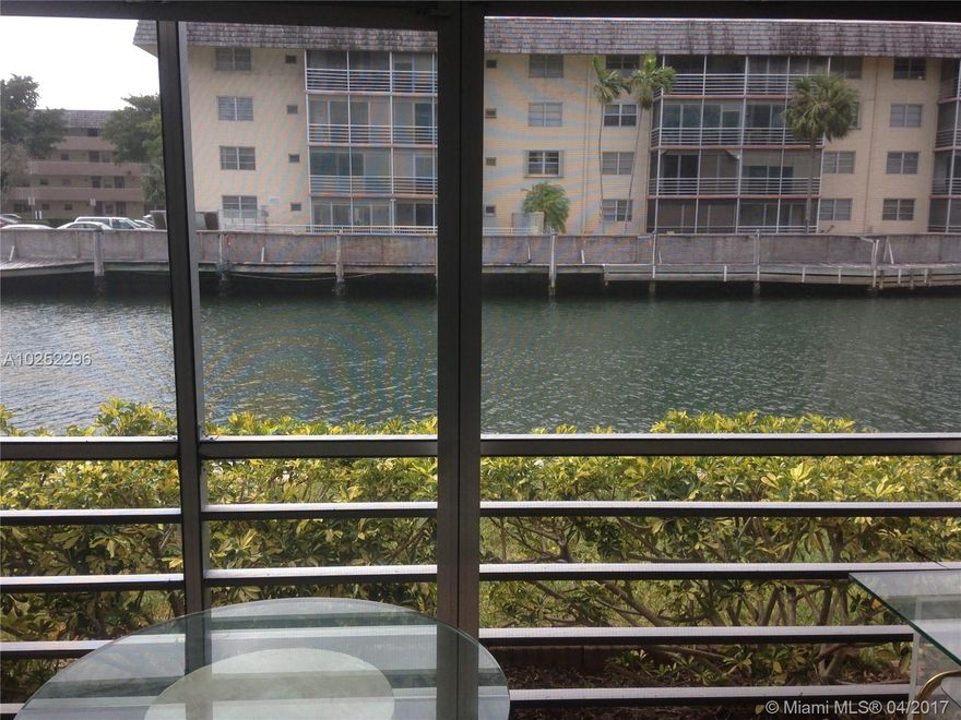 Beautiful ground floor, One Bedroom located in Eastern Shores , Canal front, walking distance to Movies, Shopping, fine dinning and beaches.
                                                                                                              .