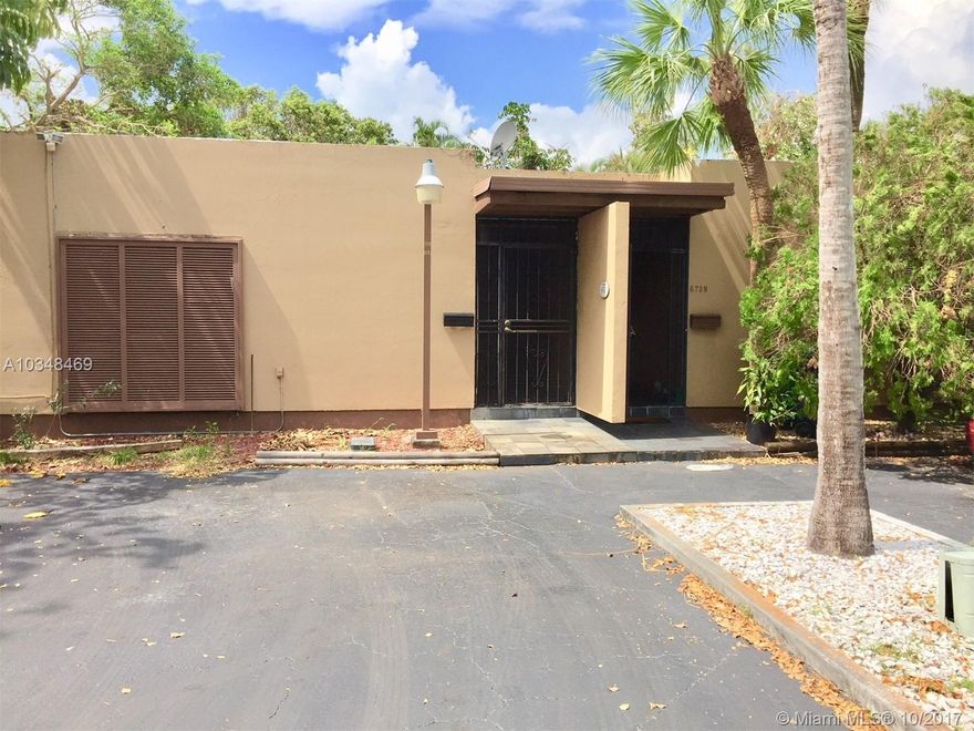 24 hr. notice to show this corner lot New Listing. Move-In Condition One Story Townhouse in Highly Desirable Loch Lomond featuring Brand New SS Appliances and
custom cabinetry, remodeled bathrooms, spacious Floor Plan and floor tiles throught with a private  fence in the
backyard, within walking distance from schools, shopping centers, park and churches, $550.00 a year covers all
common areas maintenance, priced to sell and very easy to show. Love at first sight with a patio to die for SHOWING ASSIST. RECENT HOME INSPECTION REPORT AVAILABLE UPON REQUEST. Full price or higher expected.
All furniture included except one TV.