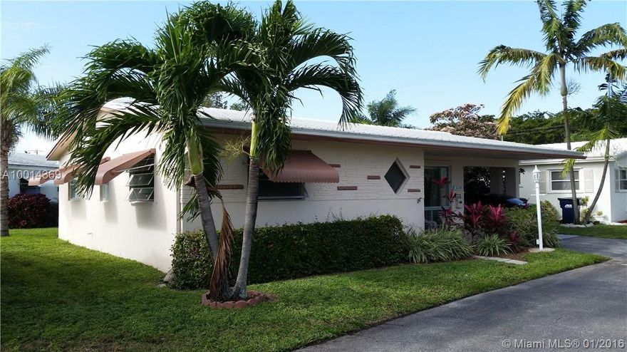 Price reduced, Bring offers, ready to make a deal.Free standing condo/house, has updated kitchen, washer/dryer in unit, comes fully furnished, roof and painting was completed, owner will pay off assessment so HOA dues will decrease by $143.11,(total ($484) it will be a credit on account, which includes water, insurance, reserves, roof, exterior painting,and common areas.
No pets allowed as per HOA and no renting first year owned. Easy to show but need apt call LA.