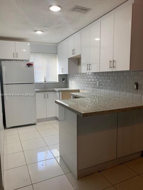 Well maintain two story apartment / townhouse, covered patio, laundry inside the unit, 2 parking spaces assigned, 2 master bedrooms and a half bath on the first floor. Located near the airport, FIU, Doral.