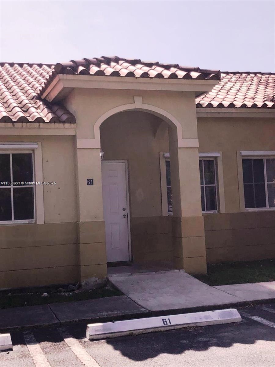 Rental Property at 61 Ne 13th Ave 11, Homestead, Miami-Dade County, Florida - Bedrooms: 2 
Bathrooms: 2  - $2,100 MO.
