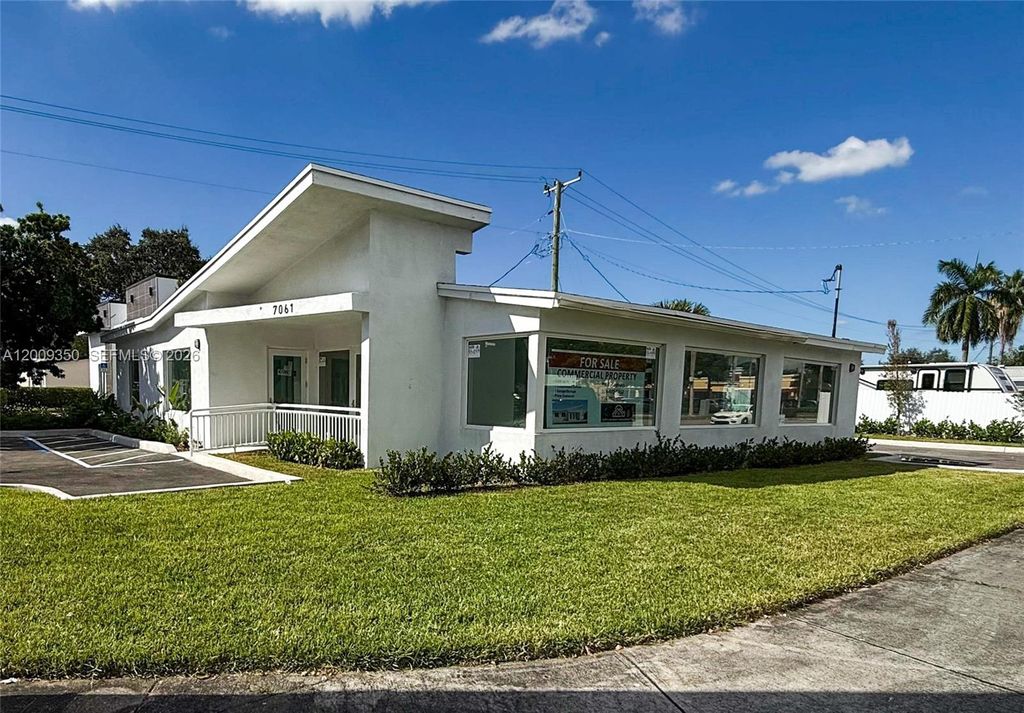 Photo of 7061 Taft St, Hollywood, FL 33024 (MLS # A12009350)