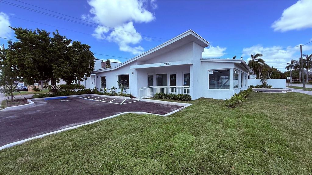Photo of 7061 Taft St, Hollywood, FL 33024 (MLS # A12009350)