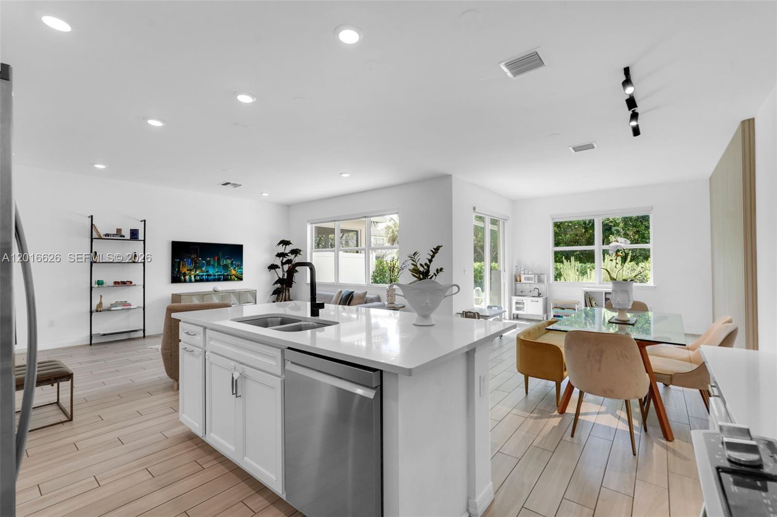 HILLCREST COUNTRY CLUB SO - Residential