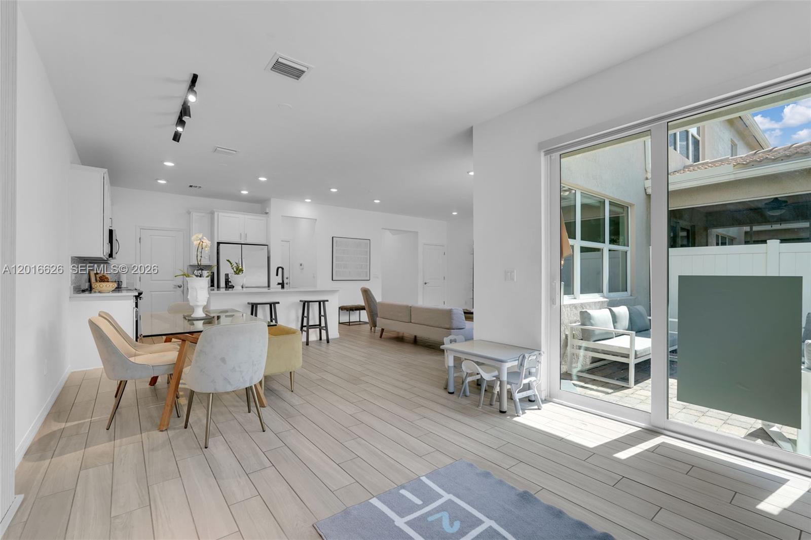 HILLCREST COUNTRY CLUB SO - Residential