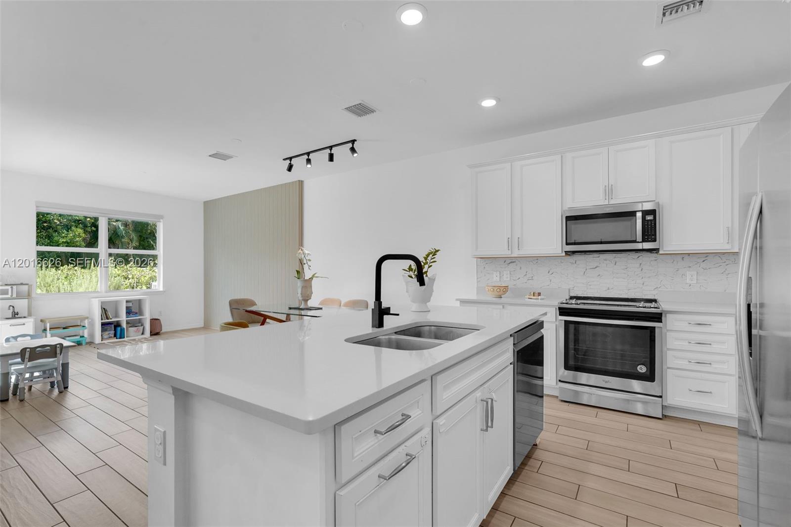 HILLCREST COUNTRY CLUB SO - Residential
