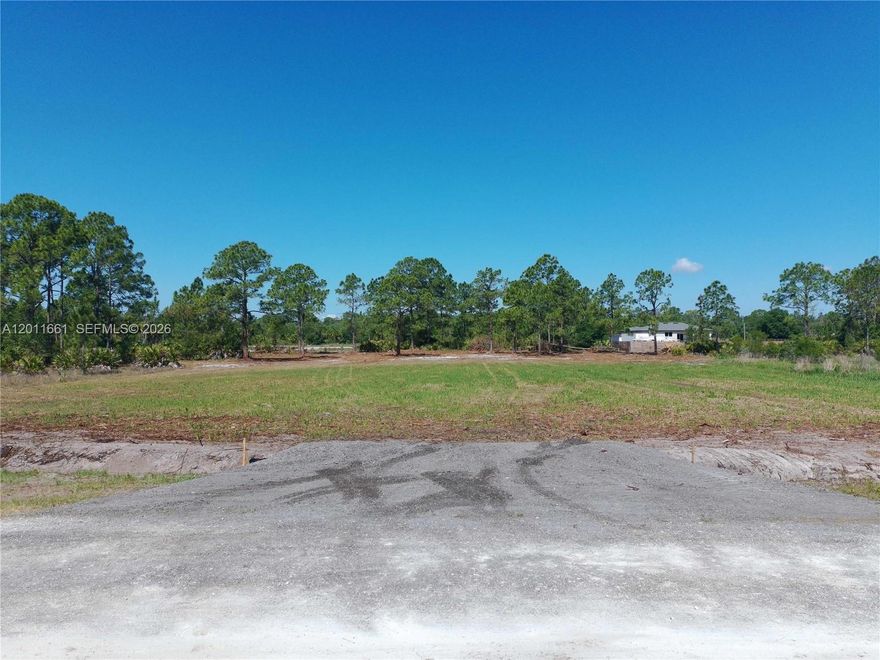 Exceptional opportunity in Montura Ranch: this 1.25-acre lot is COMPLETELY CLEAN, high, and dry. Perfect for placing a manufactured home or developing your future residence, it combines open space, and the charm of a growing rural community, making it an outstanding opportunity for both living and investment.
Located in a rural community known for spacious parcels and peaceful surroundings, and privacy with a true country feel. No HOA. Ideal for a custom home, manufactured home, or weekend retreat, with plenty of space for outdoor activities, animals, and enjoying Florida’s natural landscape.