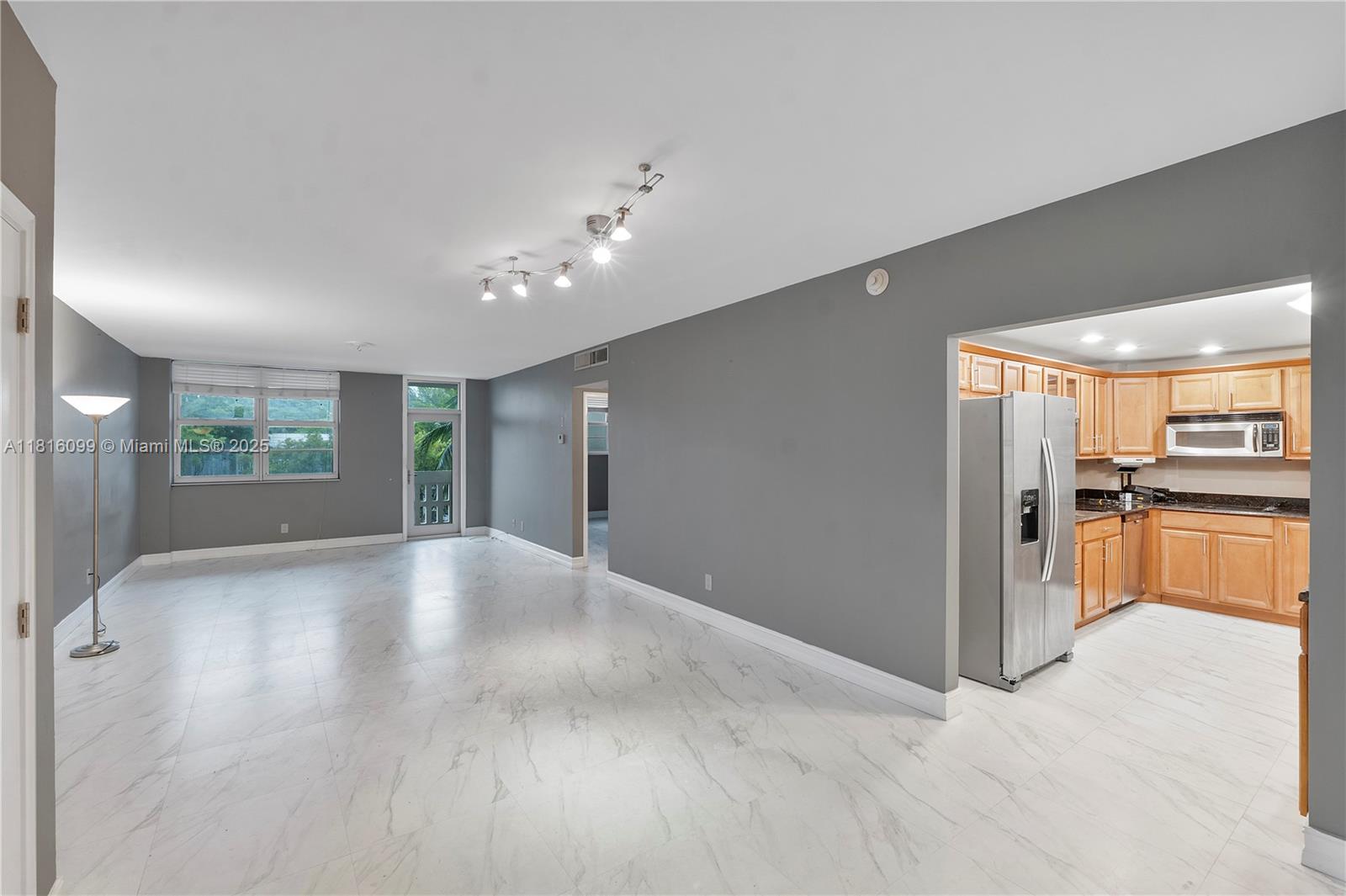 90 Edgewater Dr 305