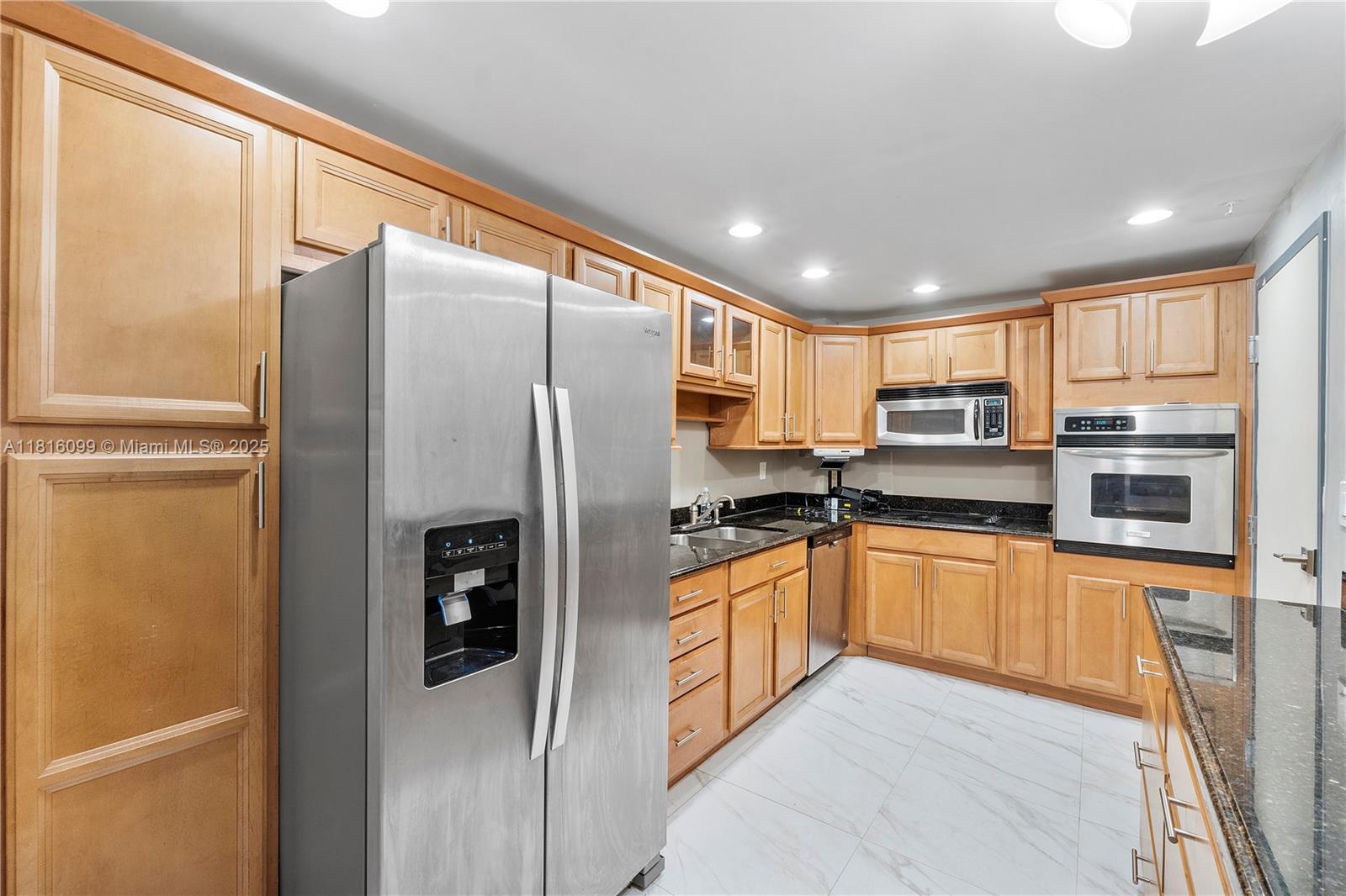 90 Edgewater Dr 305