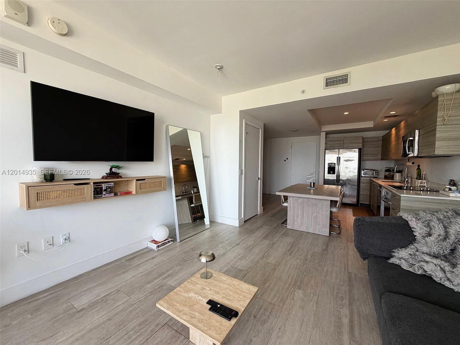 121 NE 34th St 1605
