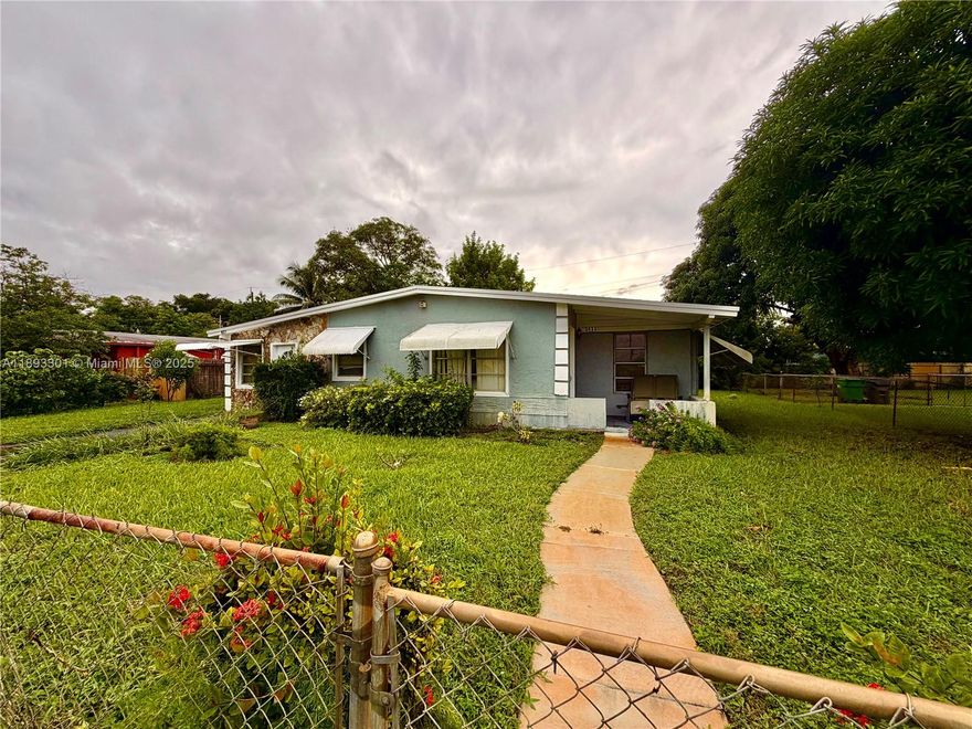 3 bedroom Single Family Home. Recently renovated new roof and kitchen. Big beautiful spacious front yard and
backyard with potential to add additional bathroom and even perhaps another room. No HOA required!! Reach out and schedule a tour today!