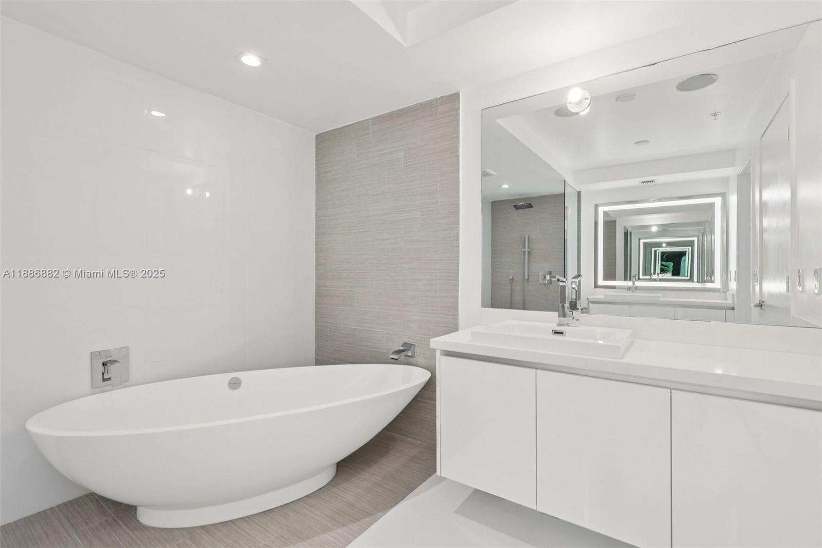 PARQUE TOWERS CONDO - Residential Lease