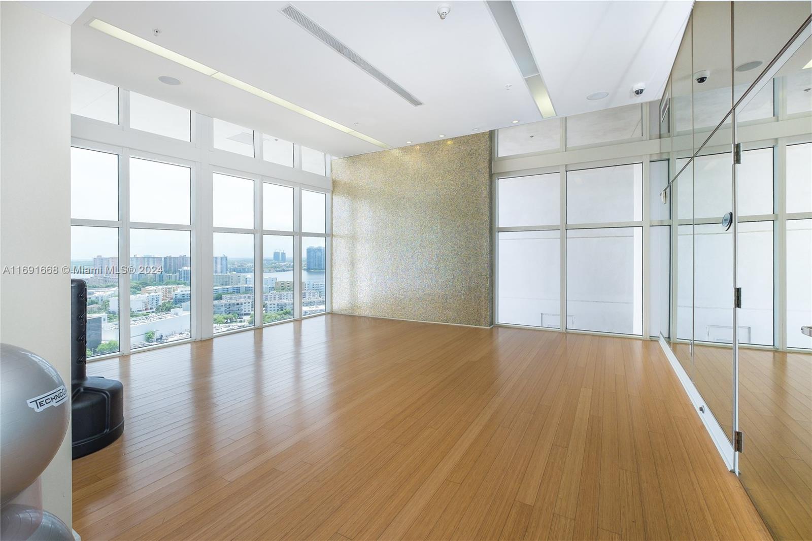 TRUMP ROYALE CONDO - Residential