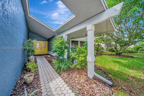 Photo of 620 E Plantation Cir, Plantation, FL 33324 (MLS # A12065689)