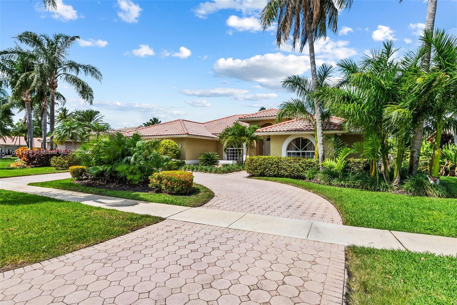 Rental Property at 10901 Nw 6th St, Plantation, Miami-Dade County, Florida - Bedrooms: 5 
Bathrooms: 4  - $7,200 MO.