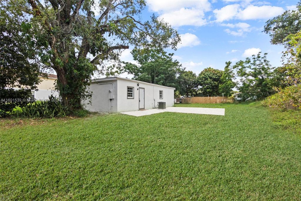 Photo of 2203 S 33rd St, Fort Pierce, FL 34947 (MLS # A11601539)