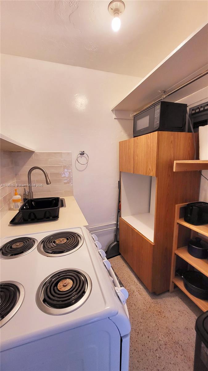 HOLLYWOOD LAKES SEC - Residential Lease