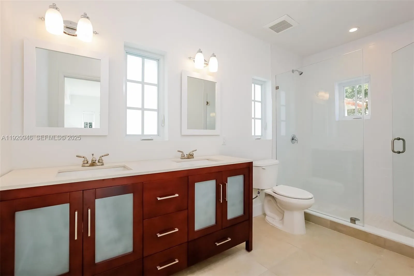 Coral Gables, Florida 33134, United States, 4 Bedrooms Bedrooms, ,4 BathroomsBathrooms,Residential,Pending,250456