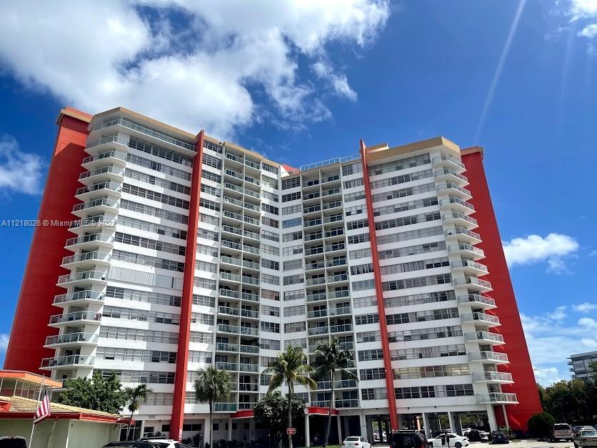Beautiful apartment on the second floor. One bedroom with two full baths.
Recently renovated. It can be sold with or without furniture.