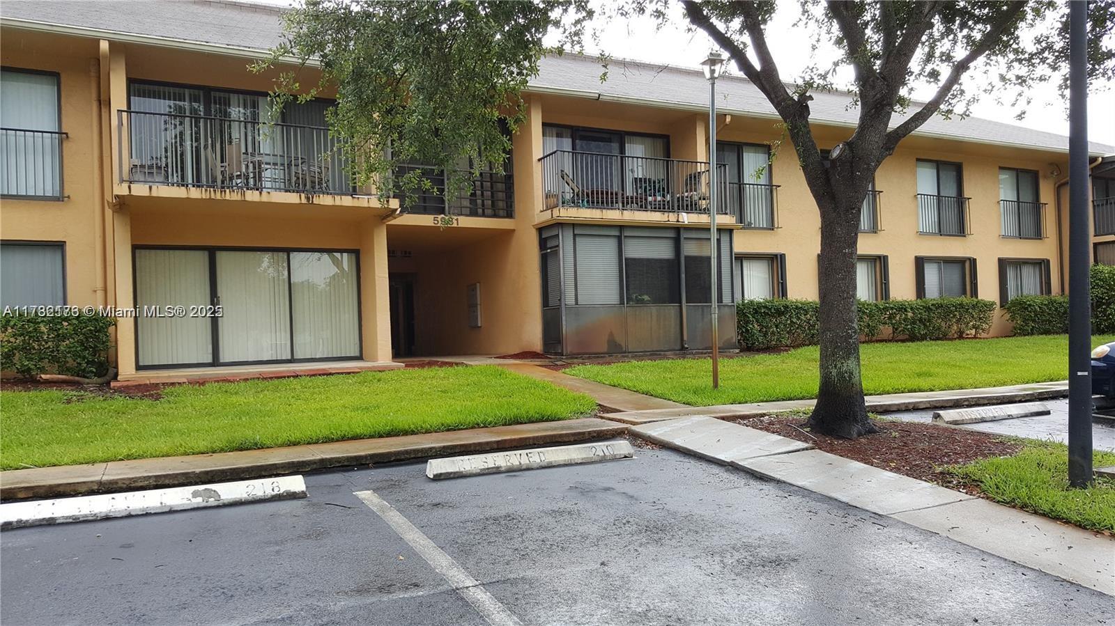 5981 Washington St 212, Hollywood, Broward County, Florida - 2 Bedrooms  
2 Bathrooms - 